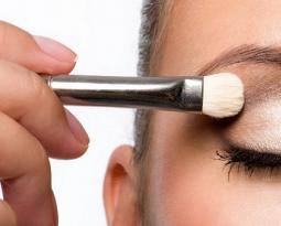 Denný make-up pre sivé oči: vhodné odtiene a pokyny krok za krokom Správny make-up pre sivé oči krok za krokom